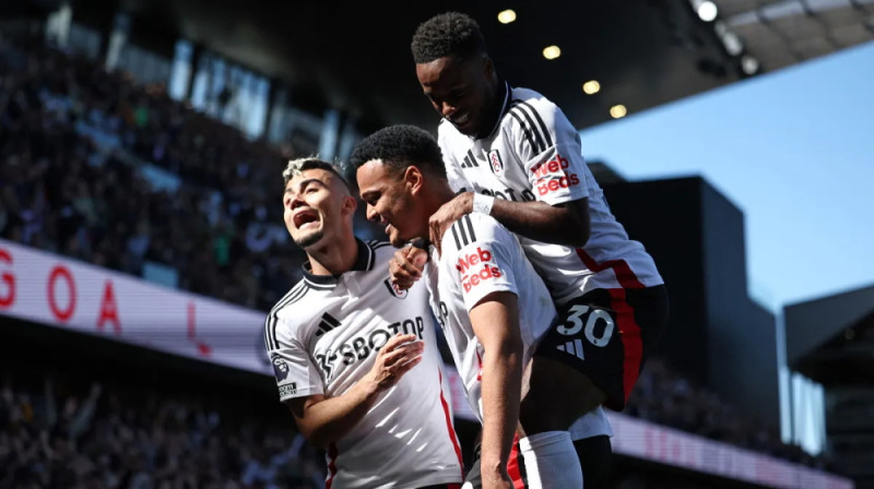 Antoni Robinsons, Rodrigo Muniss un Raiens Sesenjons svin "Fulham" vārtu guvumu. Foto: Premierleague