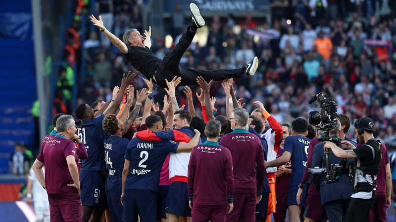 Parīzes "Saint-Germain" spēlētāji un galvenais treneris Luiss Enrike pēc Francijas līgas titula noturēšanas. Foto: Franck Fife/AFP/Scanpix
