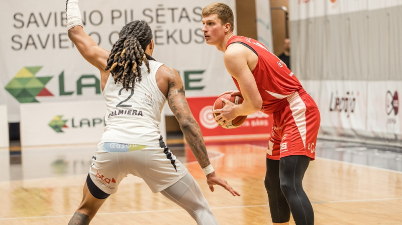 Rinalds Mālmanis uzbrukumā pret Kalilu Spīru. Foto: Liepājas basketbols