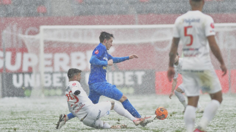 Aleksejs Saveļjevs (zilā formastērpā). Foto: Cristi Stavri/FC Buzău