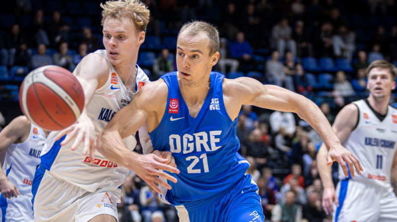 Kristaps Dārgais cīņā par bumbu. Foto: Jānis Martels