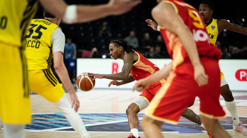 Kails Olmens ar bumbu spēlē pret Zviedrijas valstsvienību. Foto: FIBA