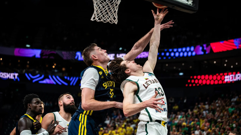 Lietuvietis Igns Sargiūns uzbrukumā cīņā pret Zviedrijas valstsvienību. Foto: FIBA
