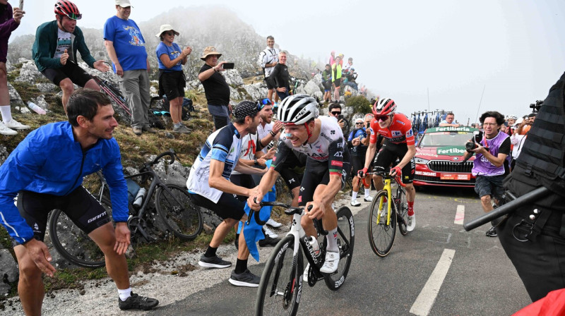 Žuau Almeida un Jonass Vingegors izrāvienā <i>Vuelta a España</i> 13. posmā. Foto: Stefano Sirotti/Imago Images/Scanpix