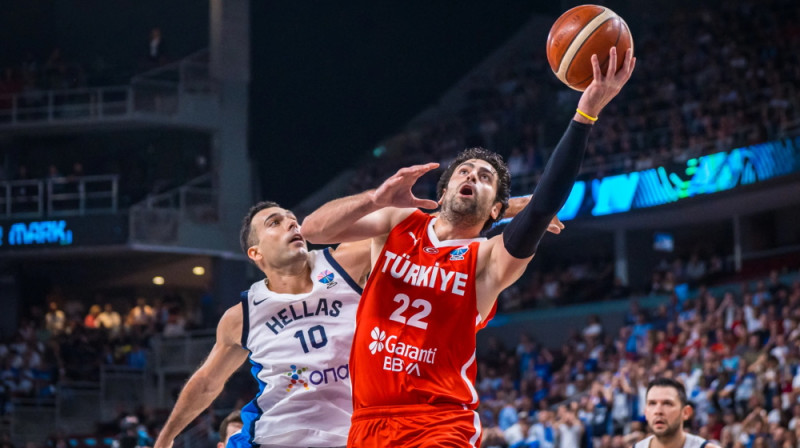 Furkans Korkmazs uzbrukumā. Foto: FIBA