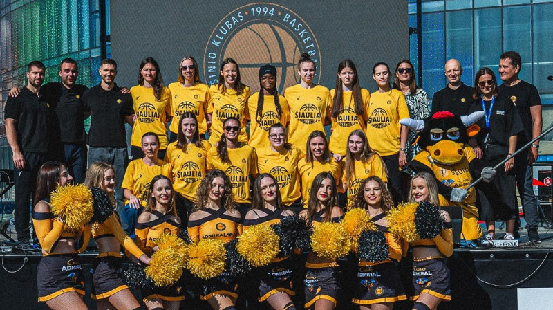 Šauļu basketbolistes un treneri. Foto: Open Smart Way MLKL
