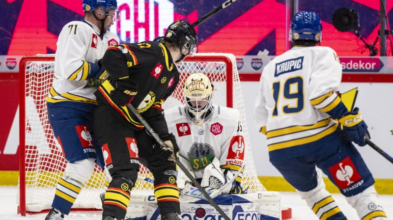 Norvēģijas "Storhamar" vārtsargs Markuss Stensrūds cīņā pret Jēvles "Brynäs" Čempionu līgā. Foto: Oscar Larsson/FotoOscar