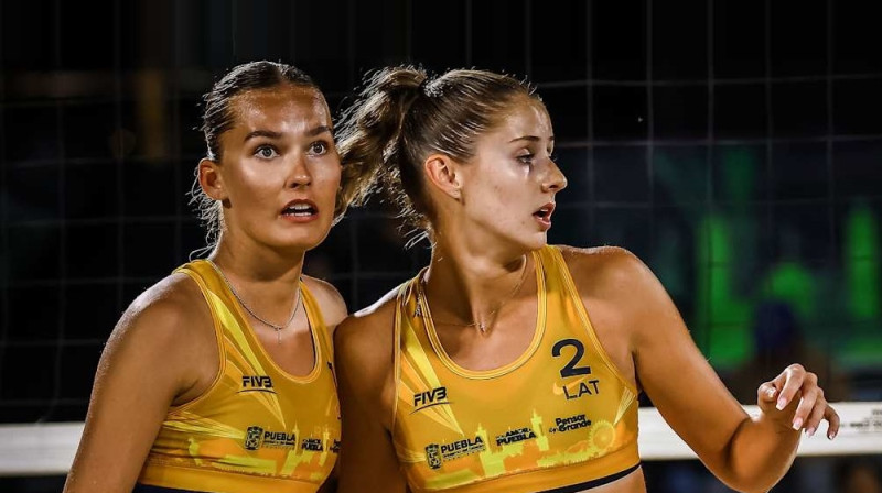 Līva Ēbere un Deniela Konstantinova. Foto: volleyballworld.com