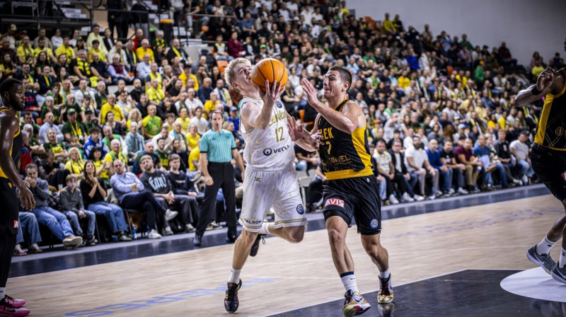Levices "Patriotu" soms Ātu Kivimeki uzbrukumā cīņā pret Atēnu AEK. Foto: FIBA