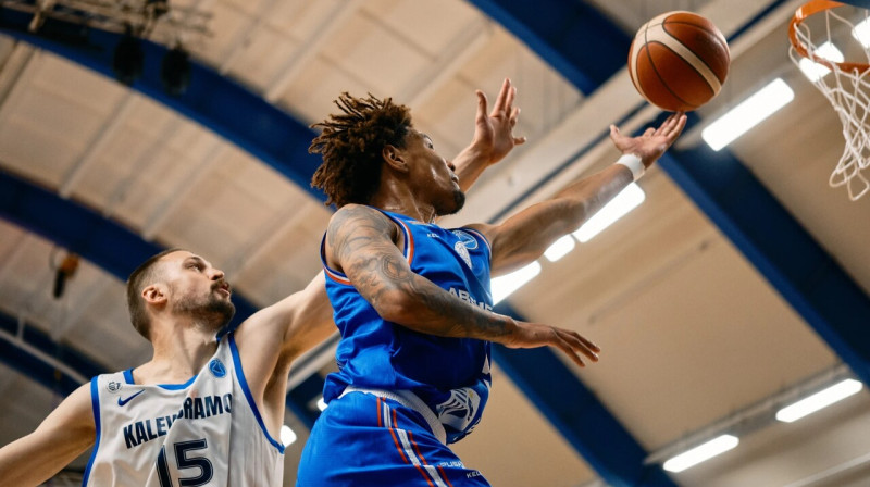Anrijs Miška aizsardzībā pret Baku "Absheron Lions" basketbolistu Deondrē Džeksonu. Foto: FIBA