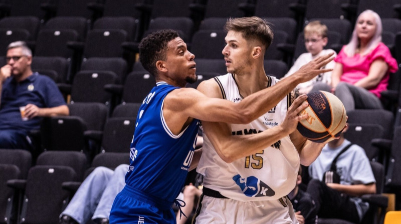 Klāvs Dubults ar bumbu. Foto: Landstede Hammers