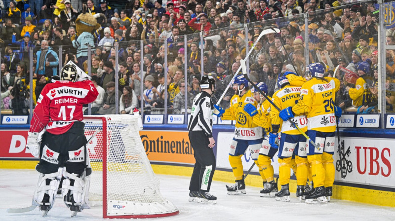 Davosas hokejisti pēc vārtu guvuma cīņā pret Kanādas komandu. Foto: Gian Ehrenzeller/EPA/Scanpix