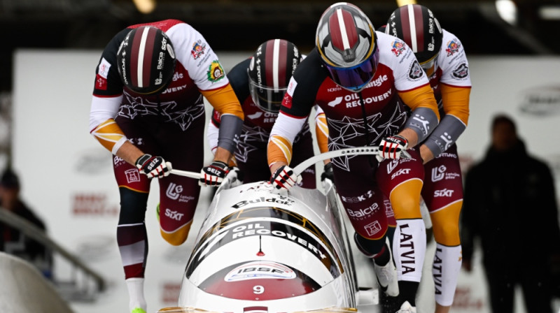Jēkabs Kalenda kopā ar stūmējiem. Foto: Viesturs Lācis/bobslejs.lv
