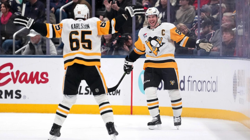Pitsburgas "Penguins" vecmeistari Ēriks Kārlsons un Sidnijs Krosbijs pēc uzvaras ripas papildlaikā Kolumbusā. Foto: NHL