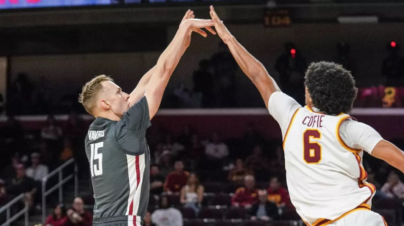 Rihards Vāvers metiena mirklī. Foto: Washington State University Athletics