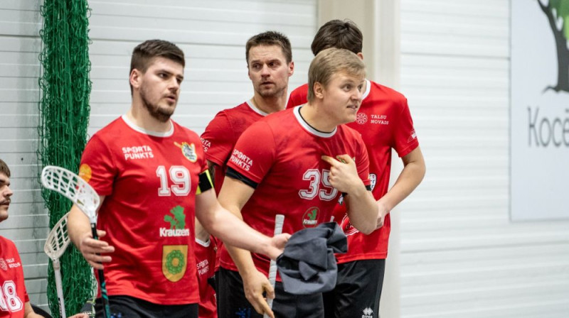 Toms Akmeņlauks (#19) atzīmējies ar trim vārtu guvumiem Valmierā, foto: Jānis Lārmanis, Floorball.lv