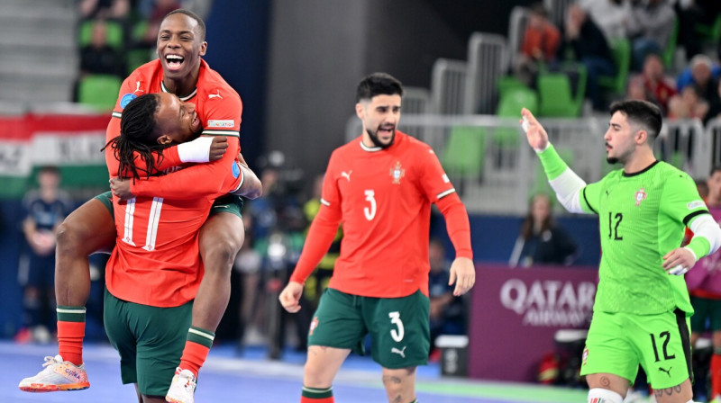 Portugāļu telpu futbolisti Panī Varela un Kučī svin vārtu guvumu cīņā pret Itālijas valstsvienību. Foto: Igor Kupljenik/Zumapress.com/Scanpix