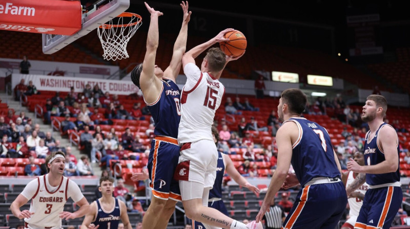 Rihards Vāvers uzbrukumā. Foto: Washington State University Athletics
