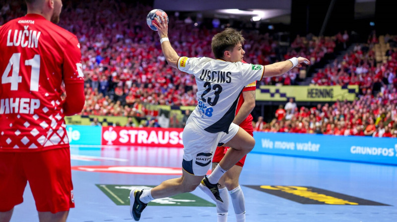 Renārs Uščins uzbrukumā Eiropas meistarsacīkšu pusfinālā pret Horvātijas valstsvienību. Foto: Maximilian Koch/Imago Images/Scanpix