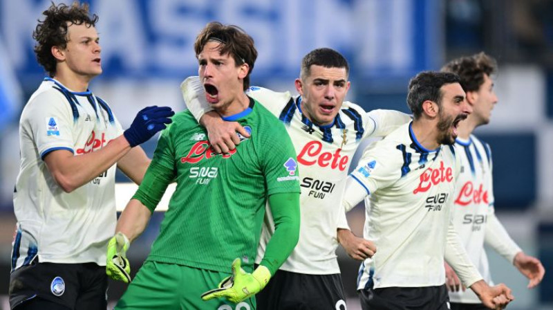 Marko Karnezeki ar komandas biedriem svin neizšķirta nosargāšanu. Foto: Reuters/Scanpix