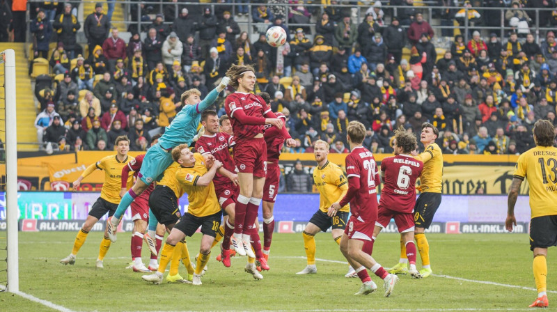 Roberts Uldriķis lēcienā pēc bumbas Bīlefeldes "Arminia" cīņā pret Drēzdenes "Dynamo". Foto: Oliver Müller/Imago Images/Scanpix