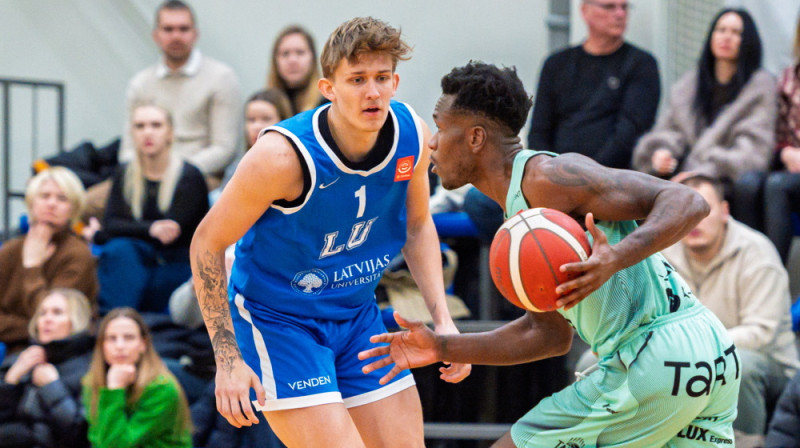 Dāvids Grīnbergs aizsardzībā pret Malkomu Bernardu. Foto: Māris Greidāns/LU