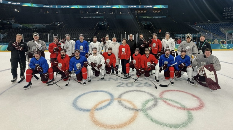 Latvijas izlases kopbilde ar Ministru prezidenti Eviku Siliņu. Foto: LOK