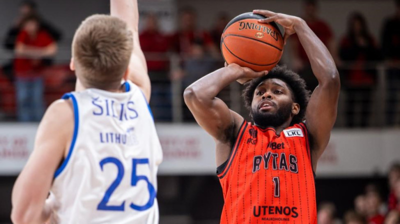 Viļņas "Rytas" vilcējspēks Džeriks Hārdings uzbrukumā, Kārlis Šiliņš aizsardzībā. Foto: Rokas Lukoševičius/LKL