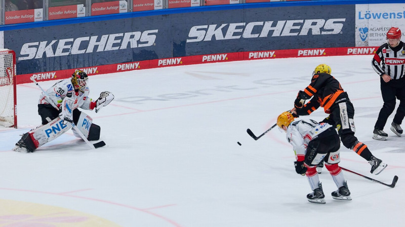 Mirklis pirms Frankfurtes 'lauvu' uzbrucējs Daniels Pfāfengūts mazākumā panāks 3:1. Foto: Eibner-Pressefoto/Scanpix
