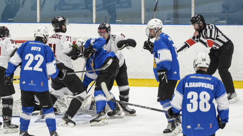 "Rīgas Hokeja skolas" spēlētājs iebaksta ripu vārtos. Foto: Rīgas HS
