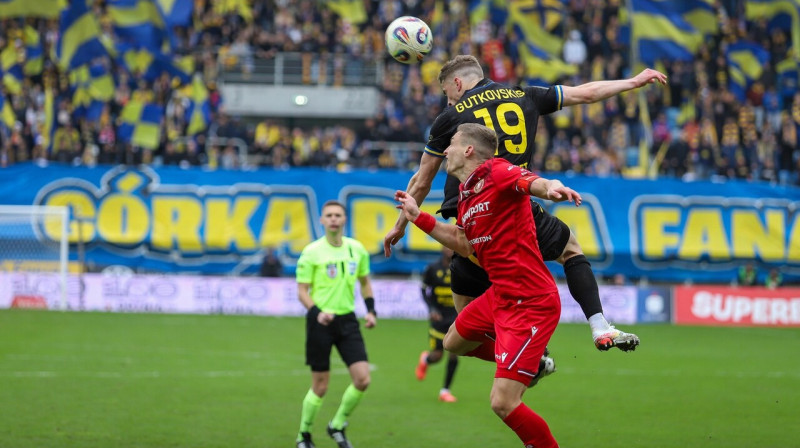 Vladislavs Gutkovskis cīņā par bumbu. Foto: Tomasz Duc/Arka Gdynia