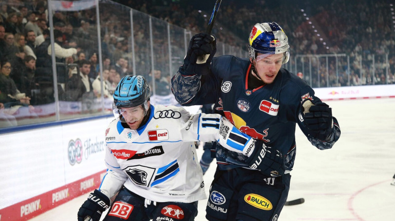 Alberts Šmits cīņā pret Ingolštates kluba uzbrucēju Keniju Agostino. Foto: Wolfgang Fehrmann/HMB Media/Scanpix