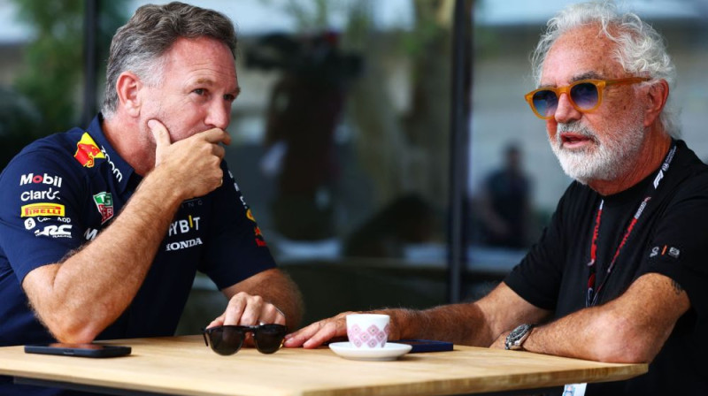 Kristians Horners un Flavio Briatore. Foto: Motorsport.com