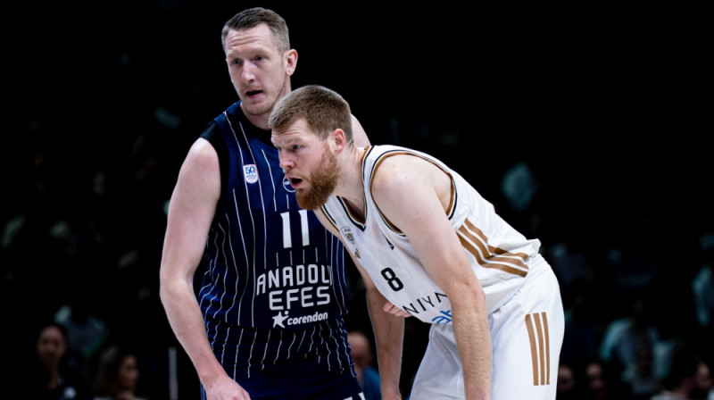 Rolands Šmits un Dāvis Bertāns. Foto: Dubai Basketball Club﻿