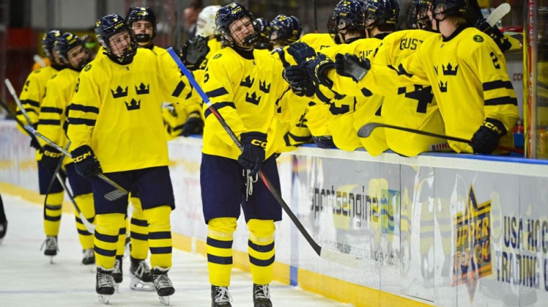 Zviedrijas U18 hokejisti Foto: IIHF