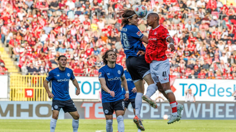 Roberts Uldriķis gaisa divcīņā Kaizerslauternē. Foto: Alexander Neis/Eibner-Pressefoto/Scanpix