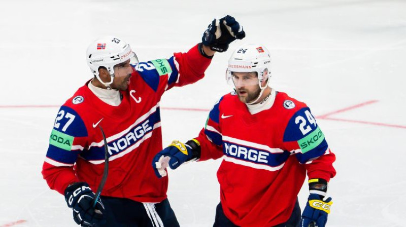 Jākobs Berljunds (#24) tiek sveikts ar vārtu guvumu. Foto: AP/Scanpix