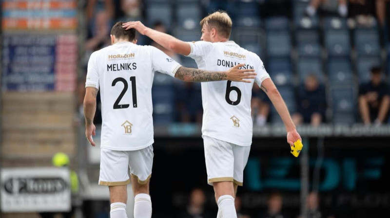 Deniss Meļņiks ar komandas biedru Kolu Donaldsonu. Foto: Falkirk FC