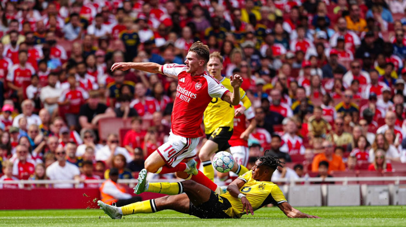 Dortmundes "Borussia" aizsargs Filipo Manē aptur Londonas "Arsenal" uzbrucēju Viktoru Ģēkerešu. Foto: Marcel von Fehrn/Eibner-Pressefoto/Scanpix