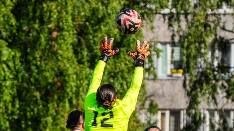 "Rīgas Futbola skolas" vārtsardzi Nikolu Jeļšinu (attēlā) pēc pirmā puslaika nomainīja ar 15 gadīgo Sofju Zamovsku. Foto: LFF