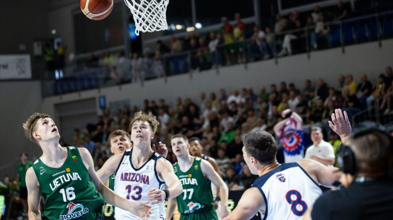 Mirklis Lietuvas "B" izlases un Arizonas Universitātes "Wildcats" cīņā Jonavā. Foto: Andrius Ufartas/ELTA