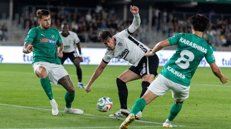 Stambulas "Beşiktaş" jaunpienācējs Dušans Vlahovičs uzbrukumā Kauņā. Foto: Julius Kalinskas/ELTA