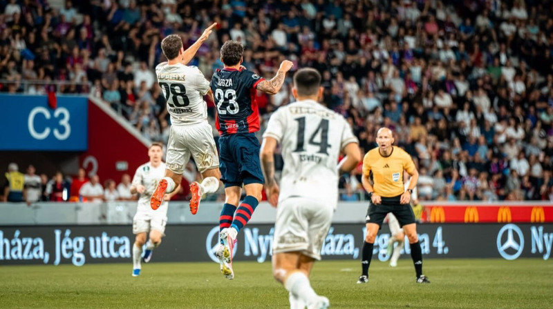 Ņīreģhāzas "Spartaka" uzbrucējs Marko Regža cīņā pret Budapeštas "Ferencváros" aizsargu Tonu Rāmakeru. 
Foto: Nyíregyháza Spartacus FC