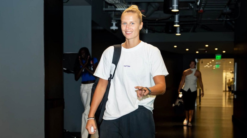 Kitija Laksa "Her Take" kreklā 2026. gada 23. septembrī. Foto: Dallas Wings