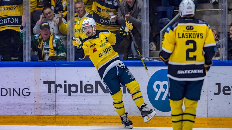 Aizsargs Elvis Laškovs un vārtus iemetušais komandas biedrs. Foto: Esbjerg Energy