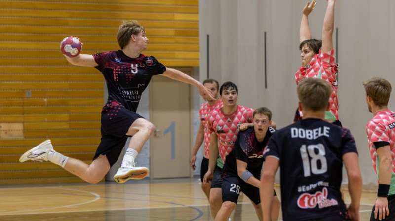 Uzbrukumā Dobeles handbolisti. Foto: Aleksejs Kozlovs