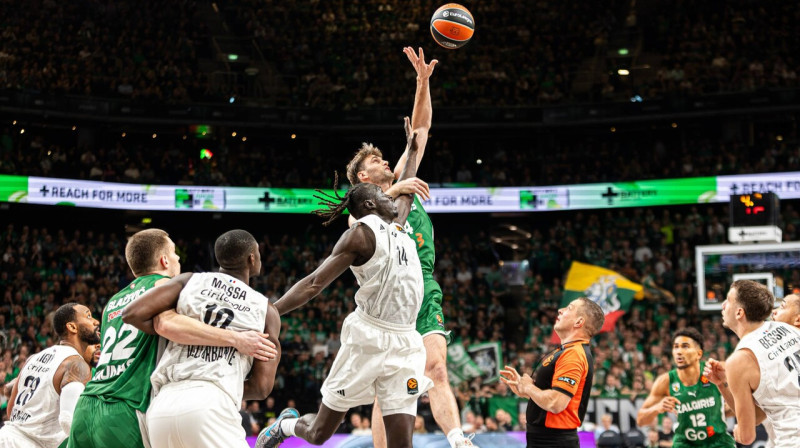 Kauņas "Žalgira" un Lionas ASVEL basketbolisti cīņā, Oļegs Latiševs uzpasē. Foto: Augustinas Meškelevičius/Imago Images/Scanpix