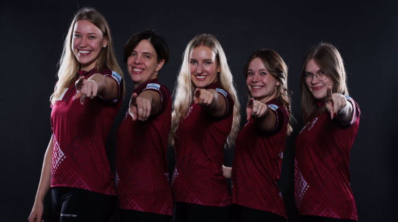 Evelīna Barone, Rēzija Ieviņa, Katrīna Gaidule, Daina Barone, Betija Gulbe. Foto: Stephen Fisher/World Curling