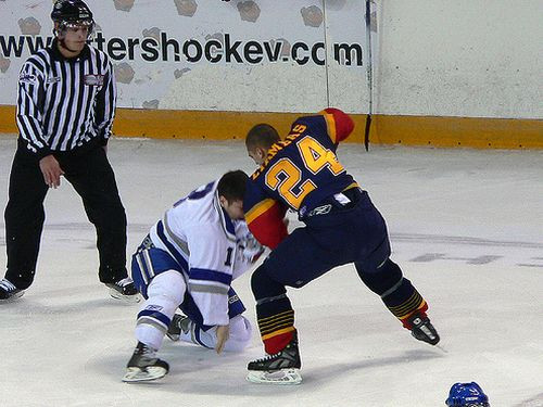 OHL hokejistam sezonas diskvalifikācija par pretinieka izslēgšanu