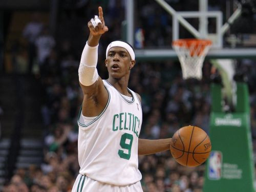 Rondo triple double, "Celtics" izlīdzina sēriju